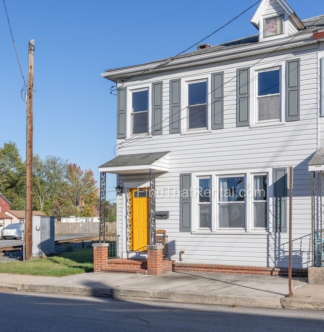 Building Photo - Downtown Carlisle Beautifully Renovated Pet Friendly Historic House with Fenced Yard and off stre...