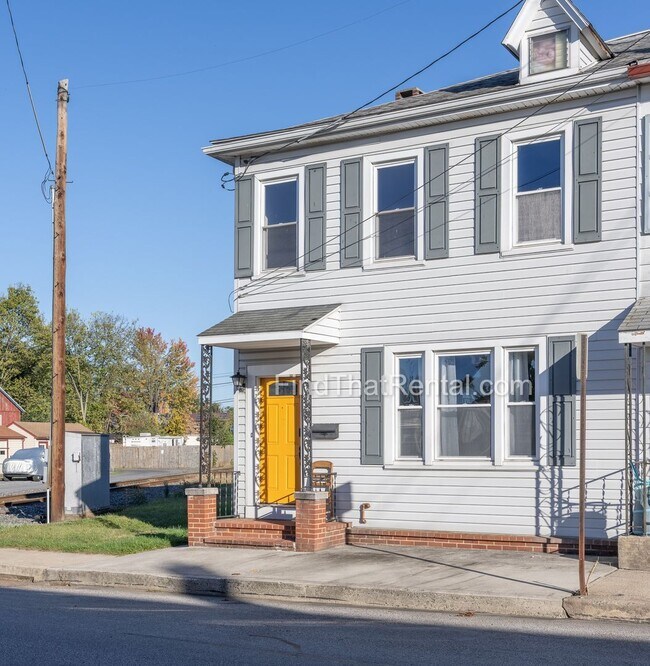 Foto del edificio - Downtown Carlisle Beautifully Renovated Pet Friendly Historic House with Fenced Yard and off stre...