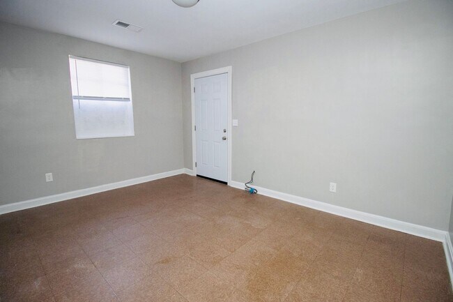 Building Photo - 2 Bedroom, 1 Bath in West Columbia - Avail...