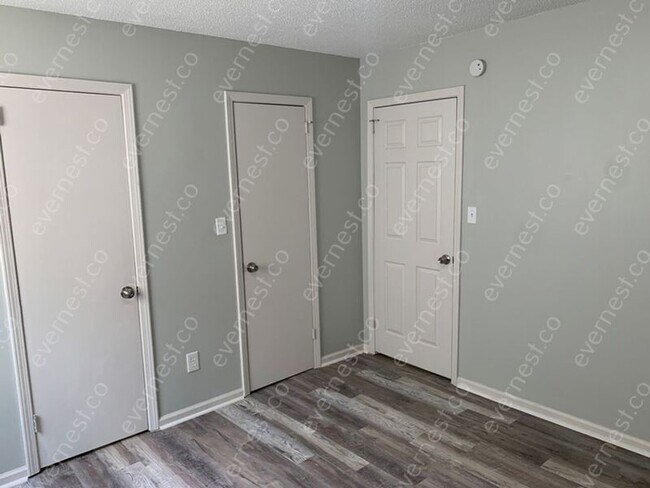 Foto del edificio - 2825 Emerald Ave