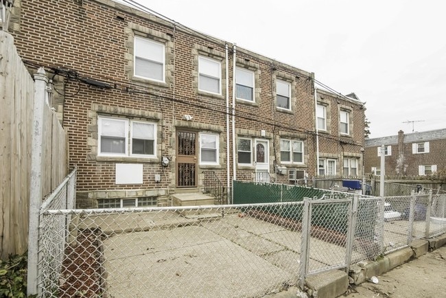 Building Photo - 5823 Newtown Ave