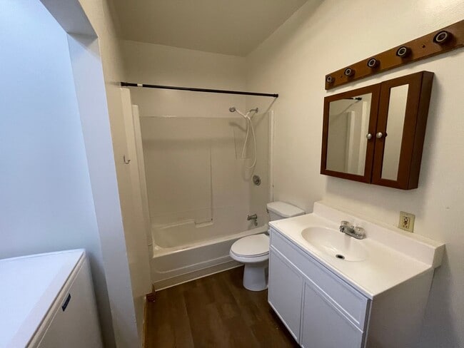 Building Photo - 1111 E Newark Ave