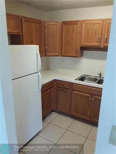 Foto del edificio - 7664 Kimberly Blvd