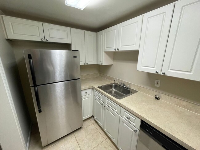 Building Photo - 1br/1ba Carrington Park Condo with Stainle...