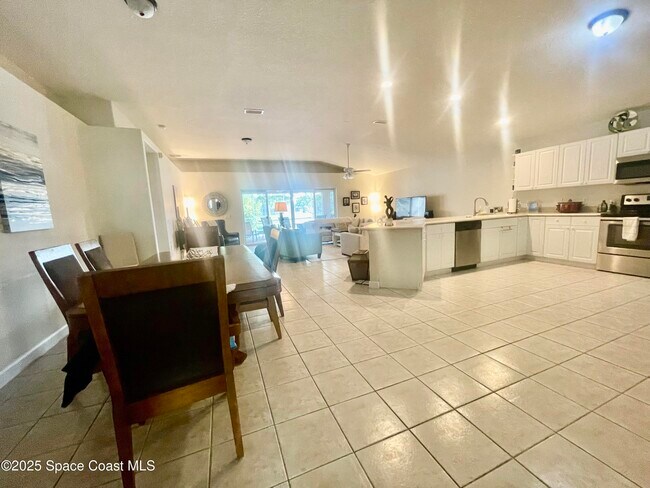 Foto del edificio - 4910 Somerville Dr