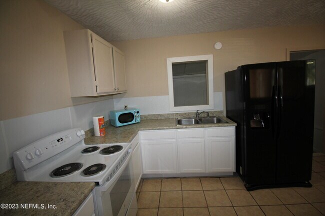 Building Photo - 937 Ethan Allen St