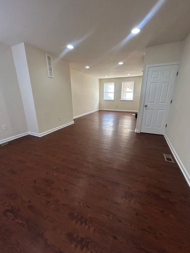 Foto del edificio - NEWLY RENOVATED TOWNHOME IN WEST BALTIMORE