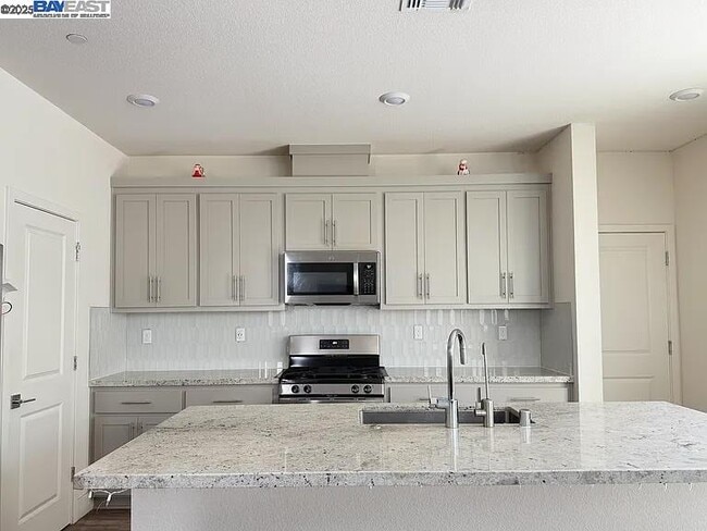 Building Photo - 2151 Daimler St