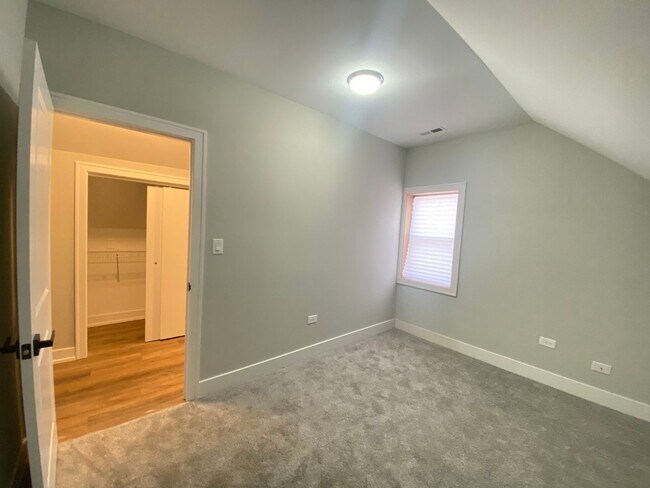Foto del edificio - 2244 S Sawyer Ave