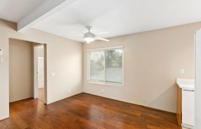 Foto del edificio - Large One Bedroom in University Heights wi...