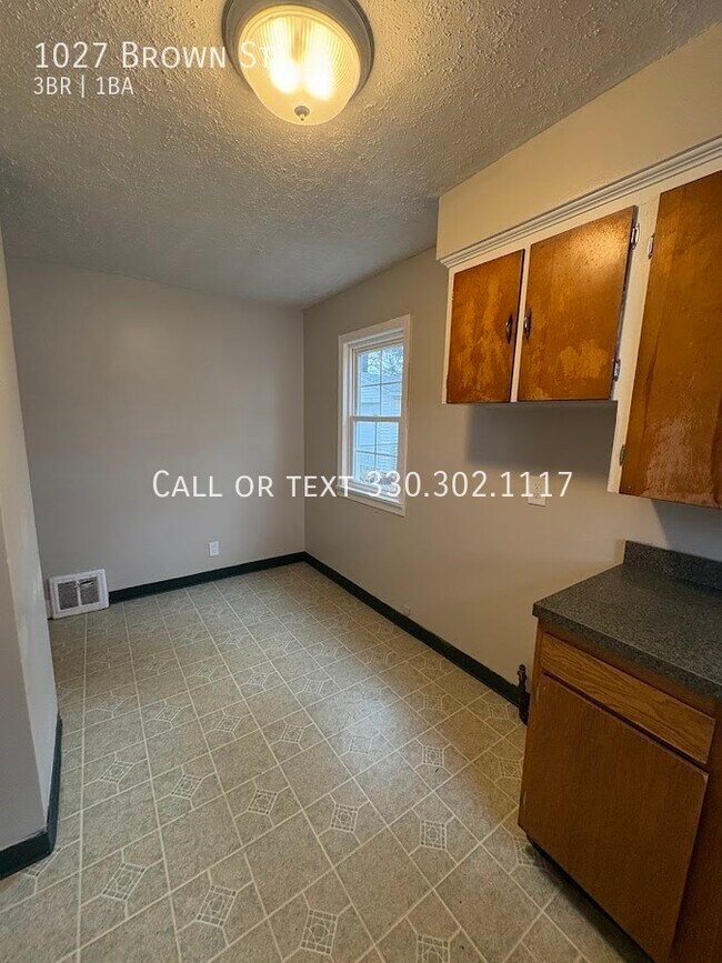 Building Photo - Three bedroom one bathroom home for rent