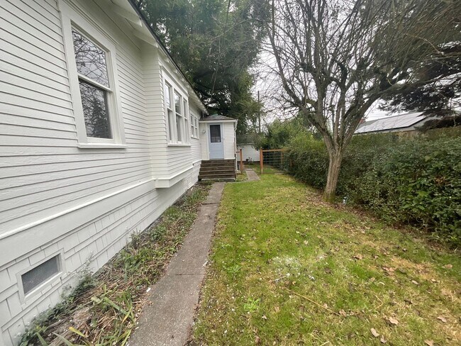 Building Photo - 3 Bed, 1 Bath with HUGE Fenced Backyard