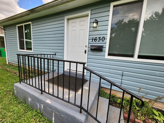 Building Photo - Spacious 3-Bedroom, 1-Bathroom Home AVAILABLE NOW!!
