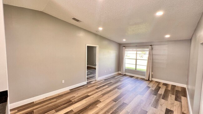 Foto del edificio - Beautiful 3BR/2BA Home in Gated Villas of ...