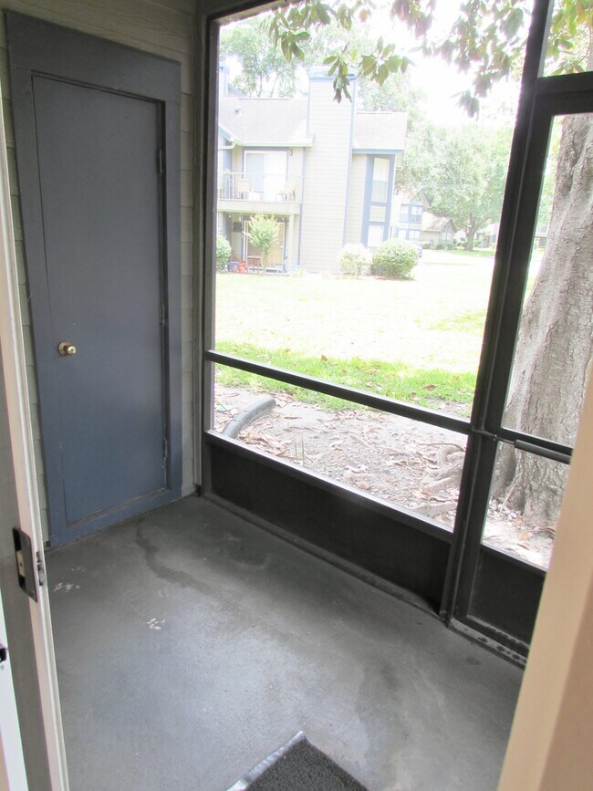 Building Photo - 2 BEDROOMS W/2 FULL BATHS, 1st FLOOR UNIT ...