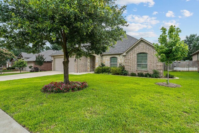 Building Photo - 3 Bedroom 2 Bath Near Three Lakes MS!