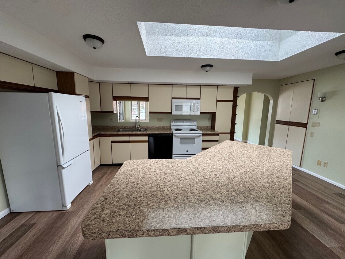 Foto principal - Upgraded 3 Bedroom Home with Garage and Basement