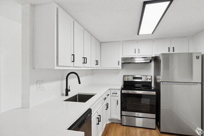 The Swan II - 2BR, 2BA - 950SF - Kitchen - Plantation Gardens