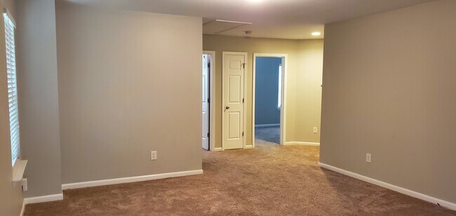 Building Photo - 3 Bedroom Home in North Charlotte
