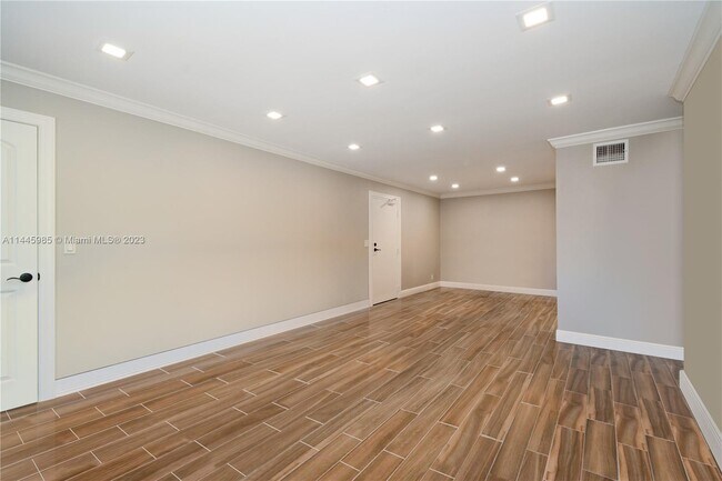 Building Photo - 6443 Bay Club Dr