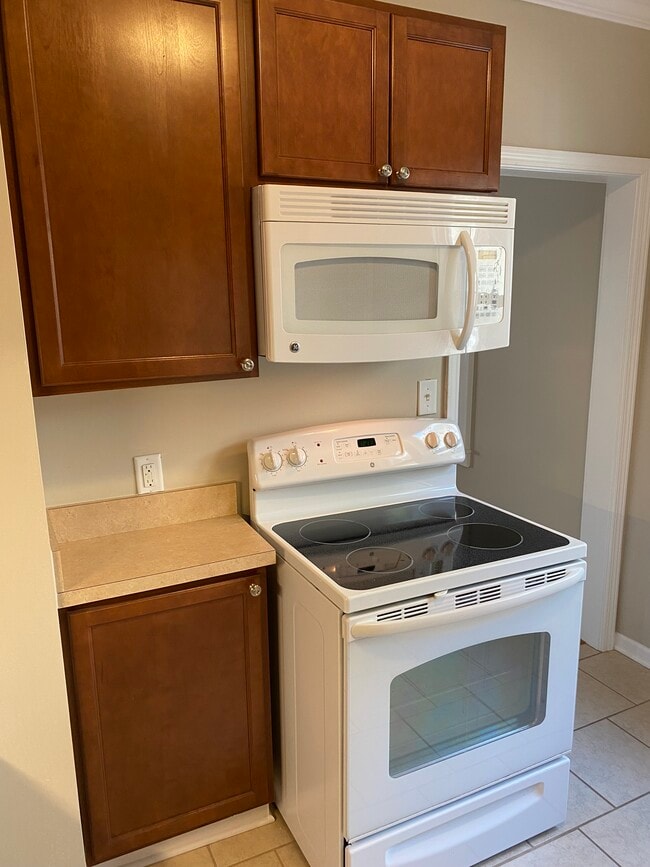 Building Photo - 1353 Lakepointe St