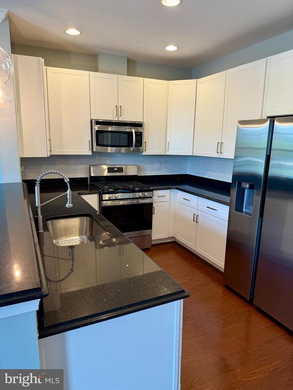 Foto del edificio - 7658 Maple Lawn Blvd