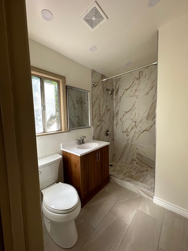 Bathroom - 1154 Allen Ave