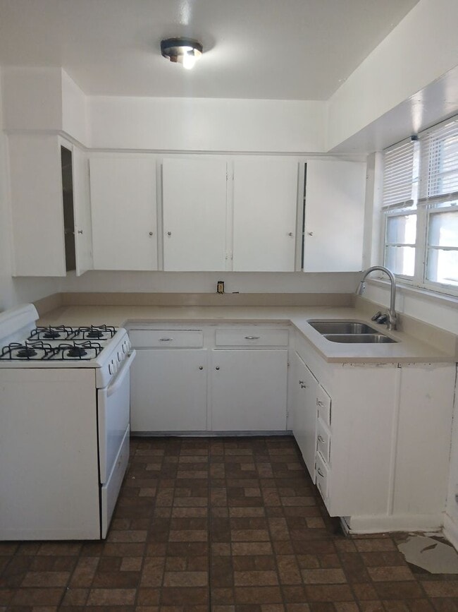 Photo - Avon 3019-3021 Apartment