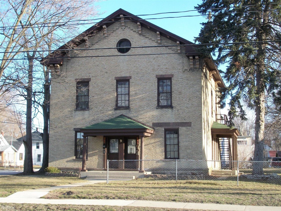 Primary Photo - 2 br, 1 bath Apartment - 247 Burton St SW # 2