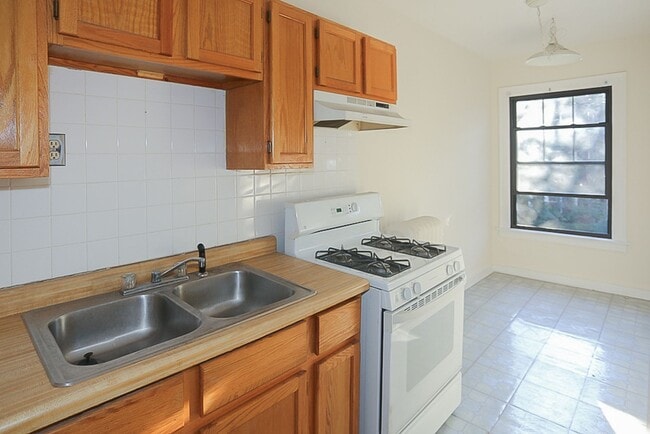 Building Photo - 1700 W Thorndale Ave