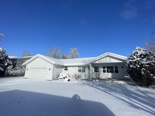 Building Photo - Charming 3 Bedroom, Single Level Home in Central Bozeman