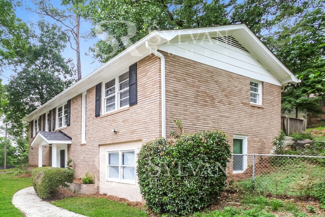 Building Photo - Prepare to be impressed by this 4 bedroom,...