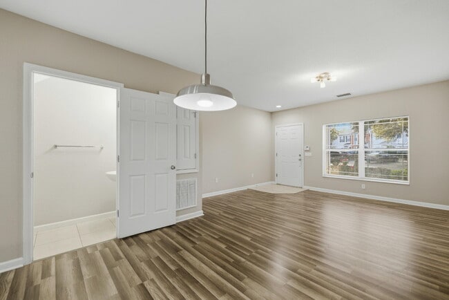 Foto del edificio - FREE DECEMBER**Beautiful 2 Bd 2 1/2 bath Corner unit in Wynchase!!NO APPLICATION FEES