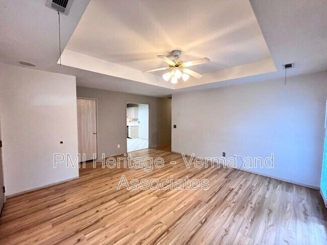 Building Photo - 884 N Daisy Ln
