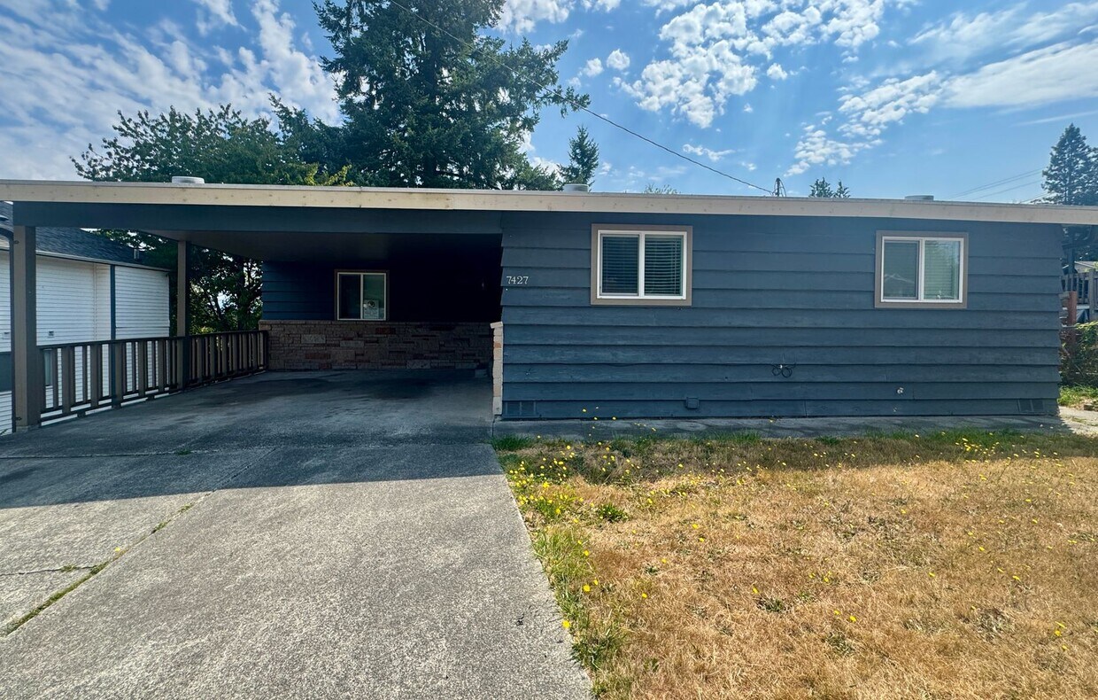 Foto principal - 2-Bedroom, 1-Bath Home with Spacious Layou...