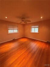 Building Photo - 215 Locksley Rd