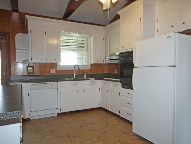 Building Photo - 14 Oakwood Ave