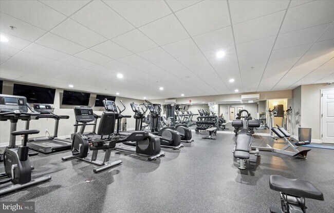 Photo - 350 W Elm St Apartment