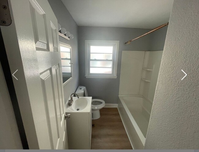 Building Photo - 2 Bedroom Single Family