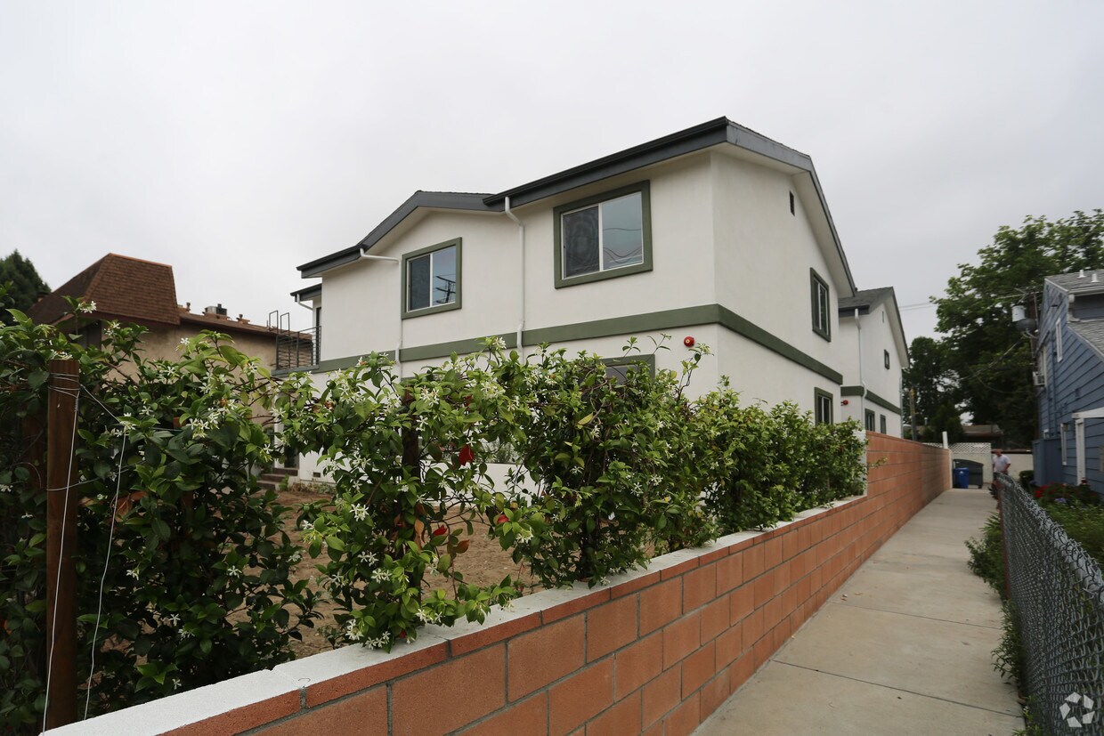Building - 12950 Vanowen St