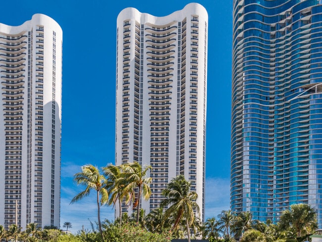 Building Photo - 15811 Collins Ave