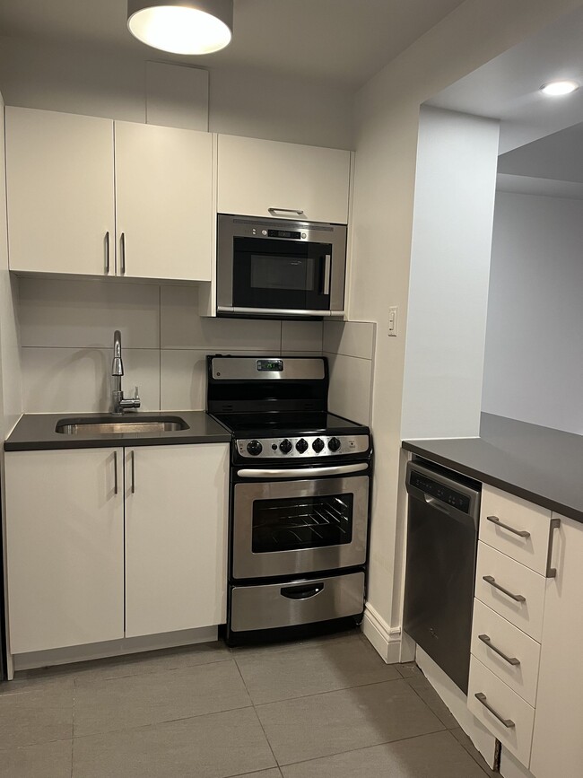 Building Photo - 3460 Rue Durocher
