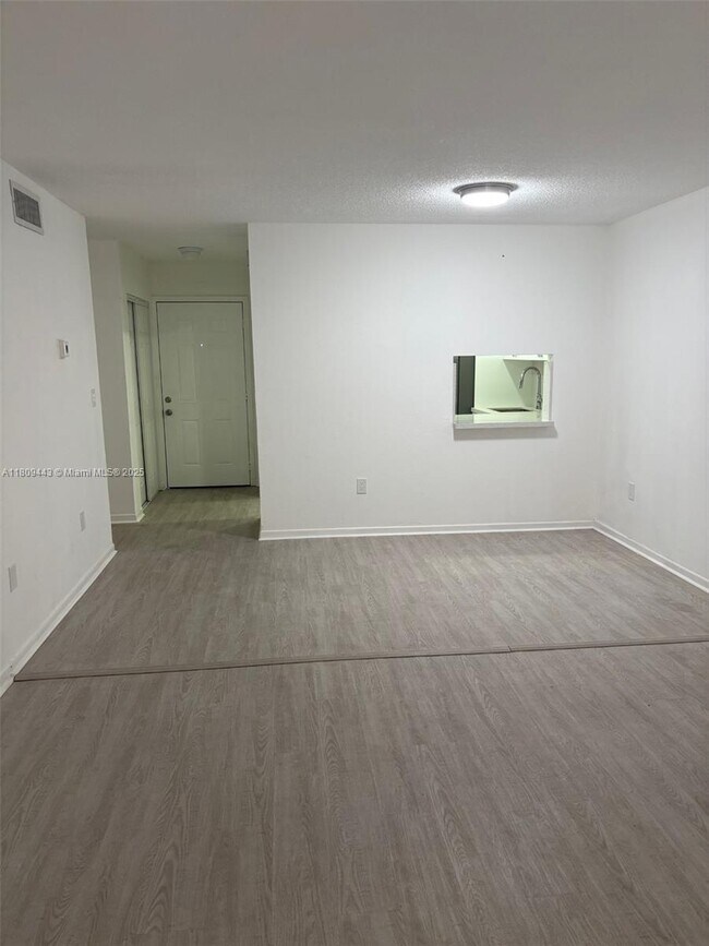 Foto del edificio - 301 NW 177th St