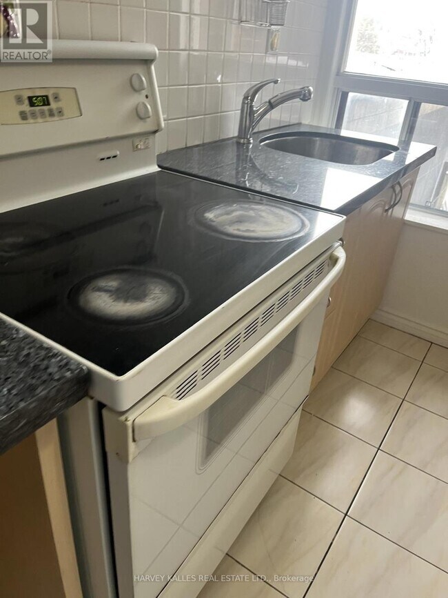 Photo du bâtiment - 916 Bloor St W