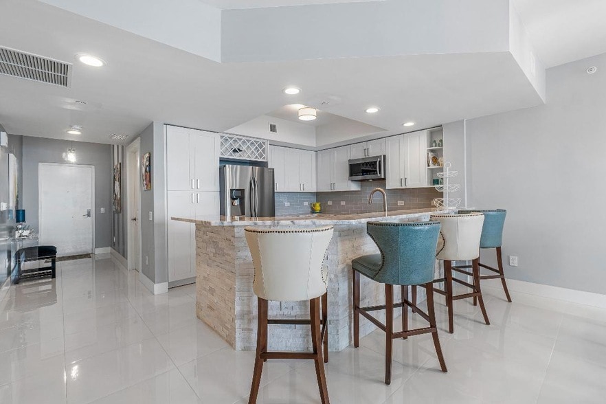 Photo - 2640 LAKE SHORE Dr Unit 415