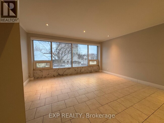 Photo du bâtiment - 258-258 Lakeshore Rd E
