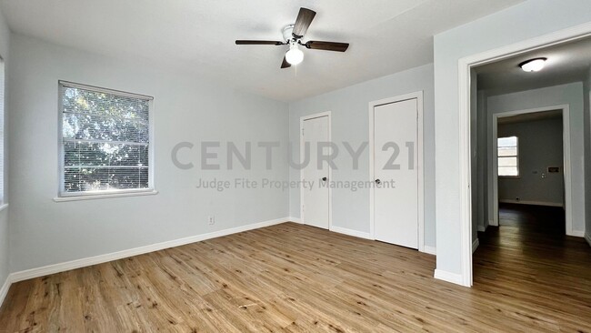 Foto del edificio - Cozy 1-Story 2/1 Duplex In Castleberry ISD...