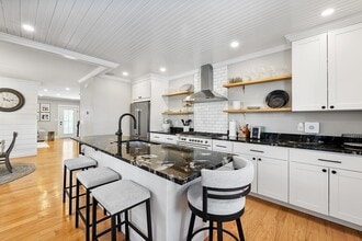 Building Photo - 814 Main St