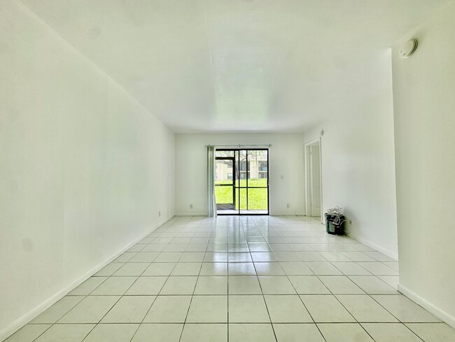 Building Photo - 6796 Palmetto Cir S