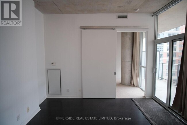 Photo du bâtiment - 478-478 King St W